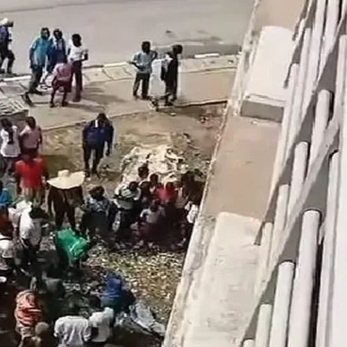 Police men allegedly push driver off Lagos bridge