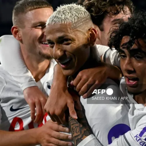 10-man Tottenham Hotspur beat Chelsea 2-1 for Alonso’s first defeat