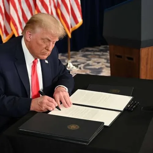 Again, Trump signs new executive orders to restrict birthright citizenship