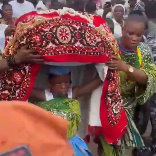 VIDEO: 10-year-old carries Osun-Osogbo festival calabash