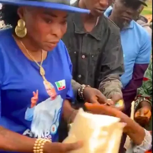 VIDEO: Osun woman shares rice, urges residents to vote APC candidate