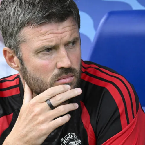 Carrick urges Man United board to push for more signings to boost title bid