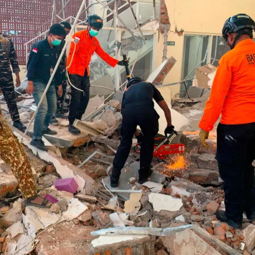 Powerful earthquake off Indonesia kills 20, sparks mass evacuations