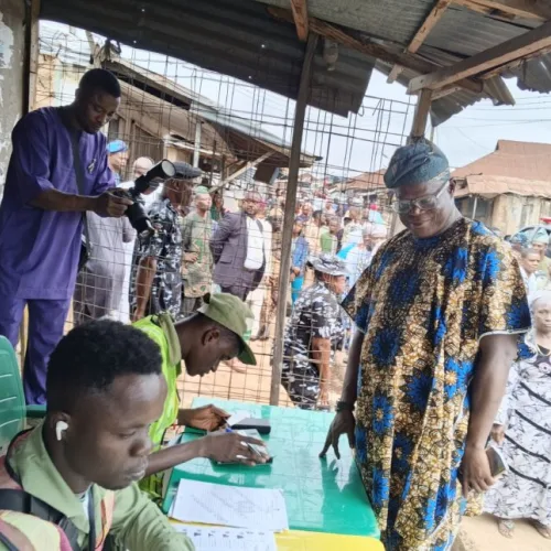 Osun Decides: APC National Secretary, wife vote in Osogbo, commend INEC, security agencies