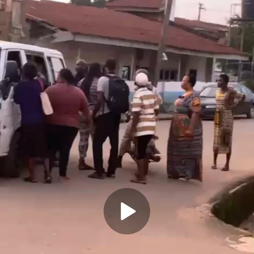 Breaking: Residents chase, block bus over alleged attempt to cart away votes in Ife East