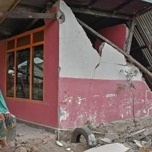 Indonesia earthquake kills 68, displaces thousands