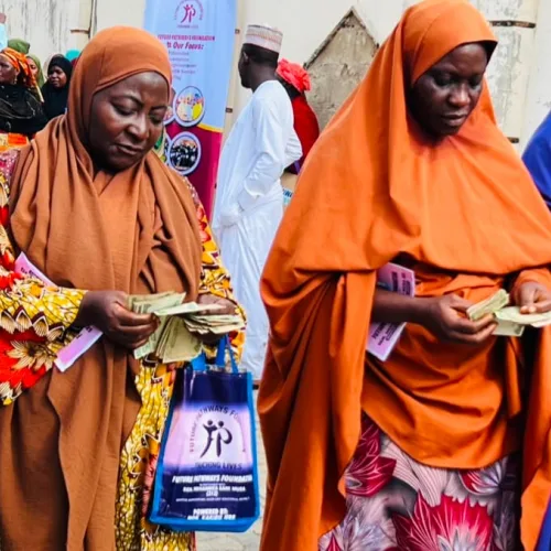 Foundation, Senator Sani Musa support over 100 residents in Minna