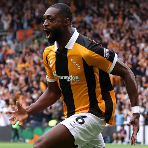 Hull City stun Man United 2-0 on return to Premier League