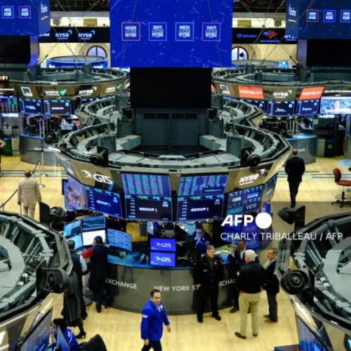 Stocks rise, oil slips as traders eye Iran threat