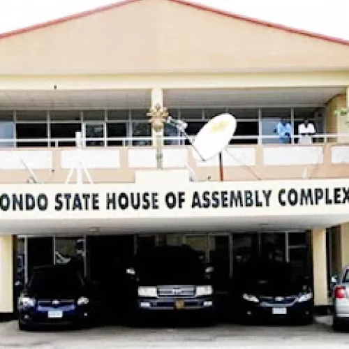 Chaos Erupts at Ondo Assmbly as Suspected Thugs Invade Amid Speaker’s Impeachment Battle