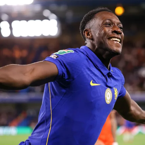 Carabao Cup: Welbeck scores as Chelsea ease past Luton